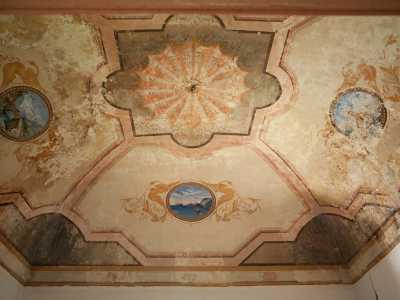 ...presentano un rosone a ombrello centrale sui cui lati si sviluppano delle quadrature geometriche contenenti dei medaglioni (foto di Marcello Mossa)